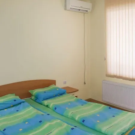 בית נופש Five-bedroom Holiday In